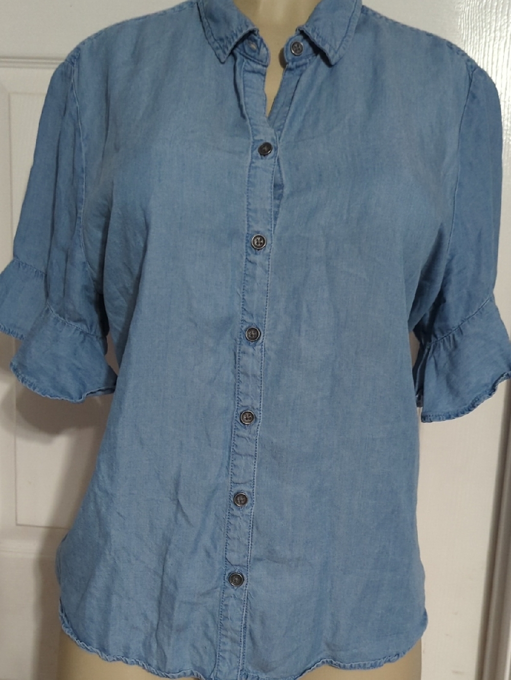 beachlunchlounge Light Blue Button-Front Chambray Top